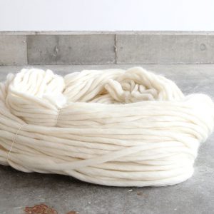 海外でも人気なチャンキーニットに最適な毛糸です。羊の毛をそのまま毛糸にしたような糸を作りました。