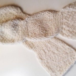 「編んで楽しい着て心地よいものを目指して」編む人が楽しいオリジナルパターンを作られているcorridor knitting (コリドーニッティング)とのコラボ企画第2弾。ピーナッツのような、ぽこぽこした形がかわいいスカーフの編み物キット。(毛糸2玉+レシピ)柔らかい風合いとしっとり感が特徴のアルパカ素材のなかでも、スーリーアルパカという希少品種のアルパカを使用しています。