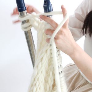 海外でも人気なチャンキーニットに最適な毛糸です。羊の毛をそのまま毛糸にしたような糸を作りました。物干し竿で編んでも面白いですよ。