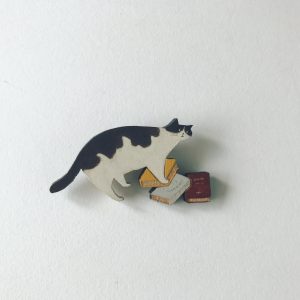 ハチワレ猫と本のブローチ