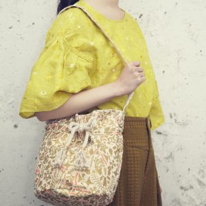 yozora刺繍のフレアスリーブのブラウスとシャングリラ柄金粉プリントの巾着バッグ。 春を待ち遠しくなる華やかなブラウスです。