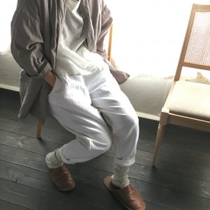 kimonoカラージャケット / gray と yatraパンツ / white