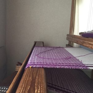 ある日の織り機。紫ショール。