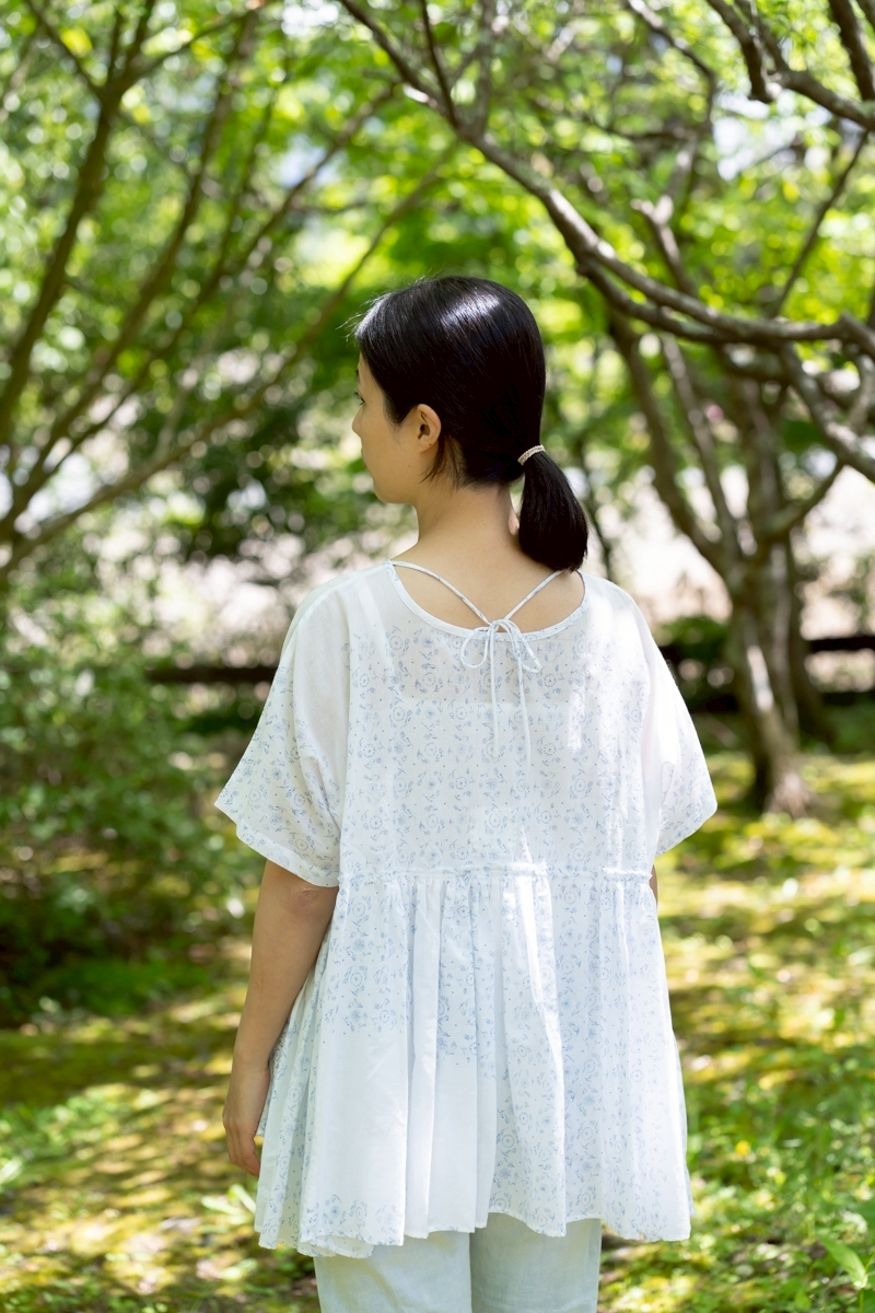 後ろリボンのブラウス